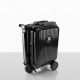 Valise-trottinette noire en configuration repliée, vue de trois quarts, avec coque rigide à rainures verticales, emblème circula