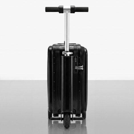 Vue de profil d'une valise-trottinette noire avec guidon en T déployé verticalement, poignées latérales en mousse, roue avant al