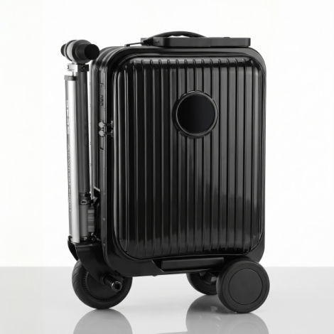 Vue de trois quarts d'une valise-trottinette noire à coque rigide brillante et rainures verticales, avec guidon replié contre le