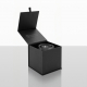 Enceinte Bluetooth noire présentée dans un coffret cadeau cubique noir ouvert, avec couvercle rabattable muni d'une languette et Enceinte Bluetooth noire présentée dans un coffret cadeau cubique noir ouvert, avec couvercle rabattable muni d'une languette et