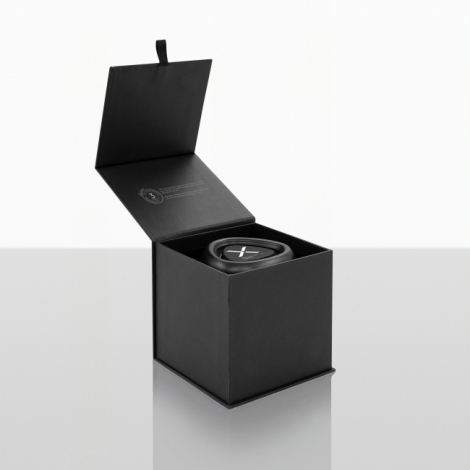Enceinte Bluetooth noire présentée dans un coffret cadeau cubique noir ouvert, avec couvercle rabattable muni d'une languette et