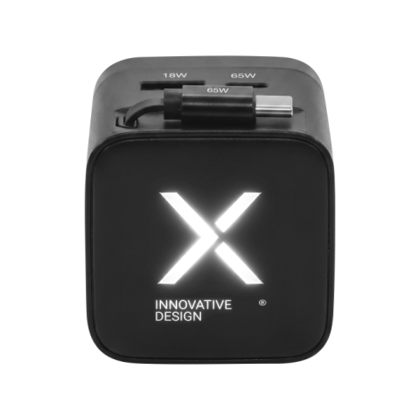 Vue de face d'un adaptateur de voyage universel noir, de forme cubique aux angles arrondis, avec câble USB-C intégré rangé sur l
