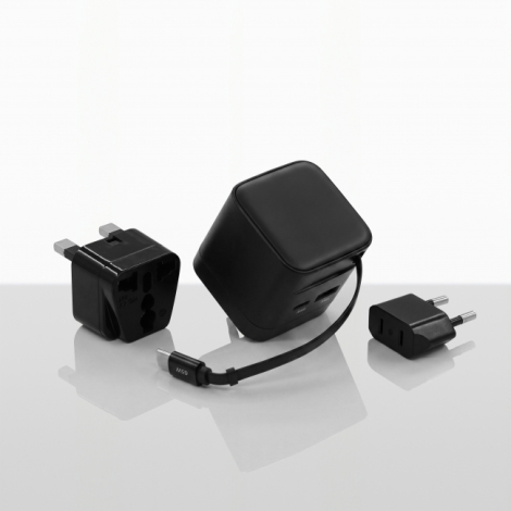 Vue arrière et latérale d'un adaptateur de voyage noir équipé de deux broches plates, présentant ses caractéristiques techniques