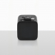 Vue de face d'un adaptateur de voyage universel noir, de forme cubique aux angles arrondis, avec câble USB-C intégré rangé sur l