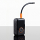 Vue de trois quarts d'un mini-compresseur électrique noir, avec flexible de gonflage courbé fixé sur le dessus par un raccord or