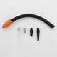 Présentation à plat des accessoires de gonflage d'un mini-compresseur : flexible noir courbé avec raccord orange, aiguille métal