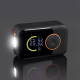 Mini-compresseur électrique noir posé horizontalement sur fond sombre, avec écran numérique allumé, commandes circulaires orange