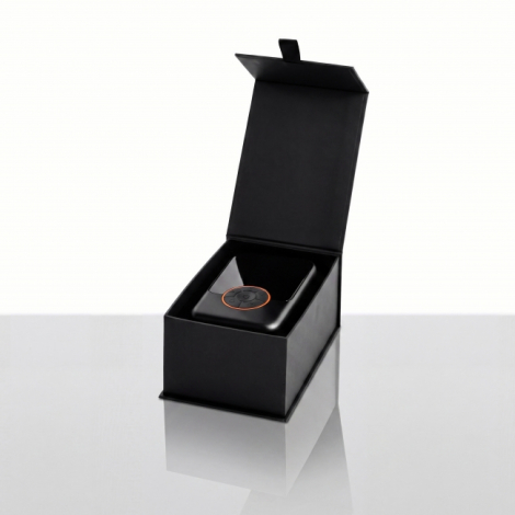 Mini-compresseur électrique portable noir présenté dans un coffret cadeau noir ouvert, avec écran éteint, commandes circulaires 