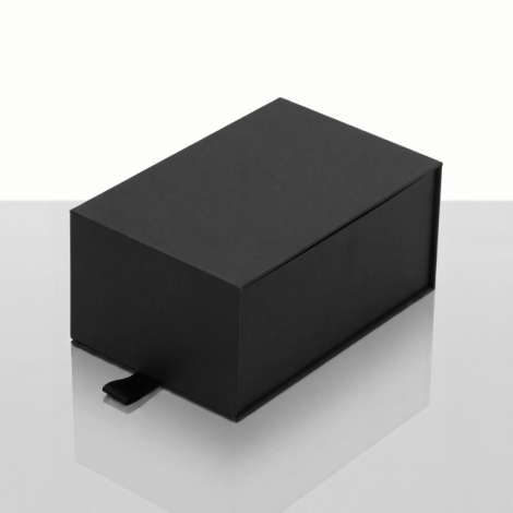 Vue de trois quarts d'un coffret cadeau rectangulaire noir fermé, avec surface mate unie, couvercle plat et languette textile dé