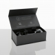 Coffret cadeau rectangulaire noir ouvert, contenant un support de smartphone pour voiture et son système de fixation, disposés d Coffret cadeau rectangulaire noir ouvert, contenant un support de smartphone pour voiture et son système de fixation, disposés d