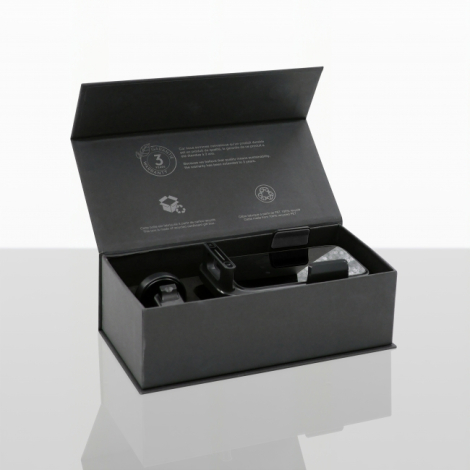 Coffret cadeau rectangulaire noir ouvert, contenant un support de smartphone pour voiture et son système de fixation, disposés d