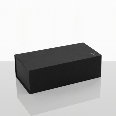 Vue de trois quarts d'un coffret cadeau rectangulaire noir fermé, avec couvercle plat, finition mate et petit marquage gris dans