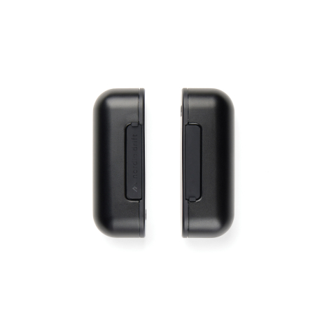 Deux chauffe-mains noirs séparés, vus de côté, avec des caches rectangulaires sur leurs faces latérales.