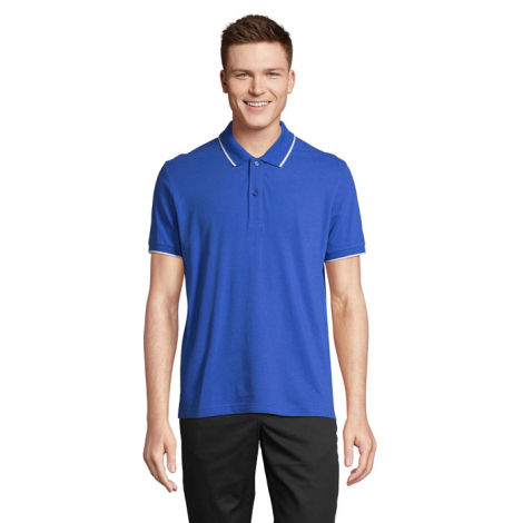 Vue de face d'un polo bleu royal à manches courtes porté par un mannequin homme, avec col à deux boutons, fines rayures blanches