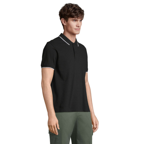 Mannequin homme présenté de trois-quarts, portant un polo noir à manches courtes avec col boutonné et liserés blancs contrastant