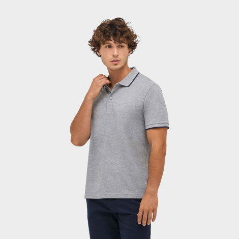 Polo gris chiné porté par un mannequin homme de trois-quarts, avec col à deux boutons légèrement ouvert, liserés bleu foncé sur 