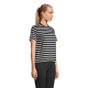 Mannequin femme de profil portant un t-shirt à rayures horizontales blanches et bleu marine, avec col rond, manches courtes et c Mannequin femme de profil portant un t-shirt à rayures horizontales blanches et bleu marine, avec col rond, manches courtes et c