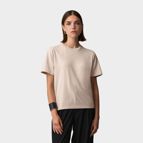T-shirt femme beige clair uni présenté de face sur un mannequin femme, avec col rond, manches courtes légèrement amples et coupe