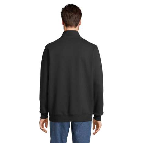 Vue de dos d'une veste zippée noire portée par un mannequin homme, avec col montant, manches longues, dos uni et bande en bord-c