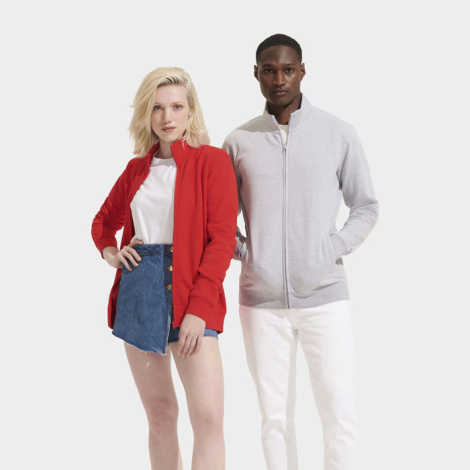 Deux mannequins, une femme et un homme, présentent la veste zippée en deux coloris. La femme porte une version rouge ouverte sur
