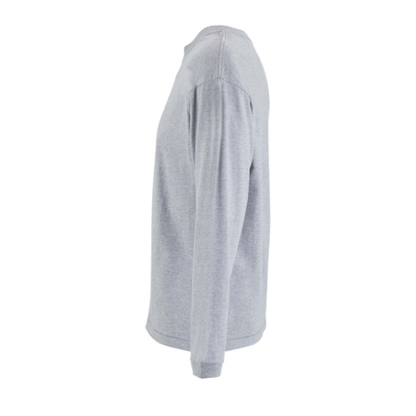 Vue de profil d'un t-shirt gris chiné à manches longues, présentant une coupe ample, une couture d'épaule descendue sur le bras,