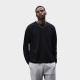Mannequin homme portant un t-shirt noir à manches longues et col rond, avec coupe oversize, épaules tombantes et manches amples. Mannequin homme portant un t-shirt noir à manches longues et col rond, avec coupe oversize, épaules tombantes et manches amples.
