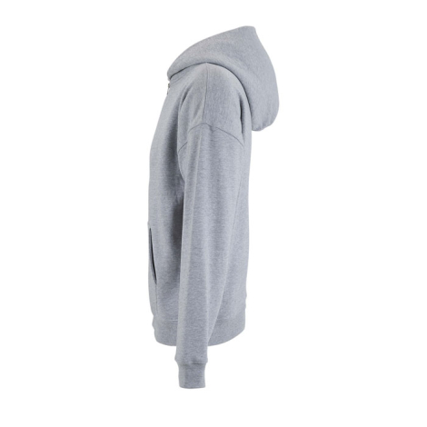 Vue de profil d'un sweat à capuche gris chiné, présentant une coupe ample, une épaule tombante et une manche longue terminée par