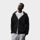 Mannequin homme portant un sweat zippé noir à capuche, ouvert sur un t-shirt blanc. La doublure claire de la capuche, la fermetu