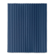 Couverture polaire bleu foncé entièrement dépliée et présentée à plat, avec motif régulier de larges rayures verticales en relie Couverture polaire bleu foncé entièrement dépliée et présentée à plat, avec motif régulier de larges rayures verticales en relie