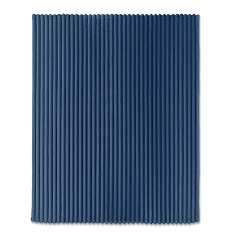 Couverture polaire bleu foncé entièrement dépliée et présentée à plat, avec motif régulier de larges rayures verticales en relie