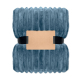 Couverture polaire bleue pliée et maintenue par un ruban noir et une bande rectangulaire en papier kraft vierge. Couverture polaire bleue pliée et maintenue par un ruban noir et une bande rectangulaire en papier kraft vierge.