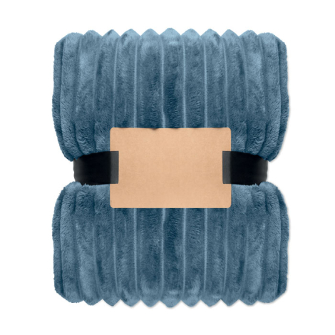 Couverture polaire bleue pliée et maintenue par un ruban noir et une bande rectangulaire en papier kraft vierge.