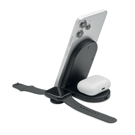 Station de recharge 3-en-1 noire dépliée, accueillant un smartphone sur son support incliné, une montre connectée sur le chargeu