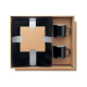 Coffret cadeau ouvert en carton kraft contenant une couverture noire pliée, maintenue par un ruban gris et une étiquette carrée Coffret cadeau ouvert en carton kraft contenant une couverture noire pliée, maintenue par un ruban gris et une étiquette carrée