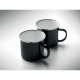 Deux mugs en métal émaillé noir brillant, disposés en décalé, avec intérieur blanc, bordure argentée et anse arrondie sur le côt Deux mugs en métal émaillé noir brillant, disposés en décalé, avec intérieur blanc, bordure argentée et anse arrondie sur le côt