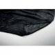 Gros plan sur un coin replié de la couverture noire, montrant sa texture polaire douce, ses bordures cousues et son épaisseur. Gros plan sur un coin replié de la couverture noire, montrant sa texture polaire douce, ses bordures cousues et son épaisseur.