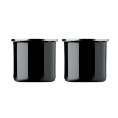 Vue rapprochée de deux mugs en métal émaillé noir brillant, présentés côte à côte avec leurs bordures argentées, les anses étant