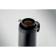Vue rapprochée du mug noir ouvert, avec son filtre à café réutilisable posé sur le rebord et rempli de café moulu, maintenu par Vue rapprochée du mug noir ouvert, avec son filtre à café réutilisable posé sur le rebord et rempli de café moulu, maintenu par