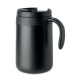 Vue de trois quarts du mug noir mat avec sa poignée incurvée sur le côté droit, son corps cylindrique aux bords arrondis et son Vue de trois quarts du mug noir mat avec sa poignée incurvée sur le côté droit, son corps cylindrique aux bords arrondis et son