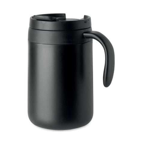 Vue de trois quarts du mug noir mat avec sa poignée incurvée sur le côté droit, son corps cylindrique aux bords arrondis et son 