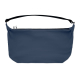 Vue de face du sac urbain bleu marine, avec large compartiment zippé, deux tirettes métalliques et bandoulière noire tendue entr Vue de face du sac urbain bleu marine, avec large compartiment zippé, deux tirettes métalliques et bandoulière noire tendue entr