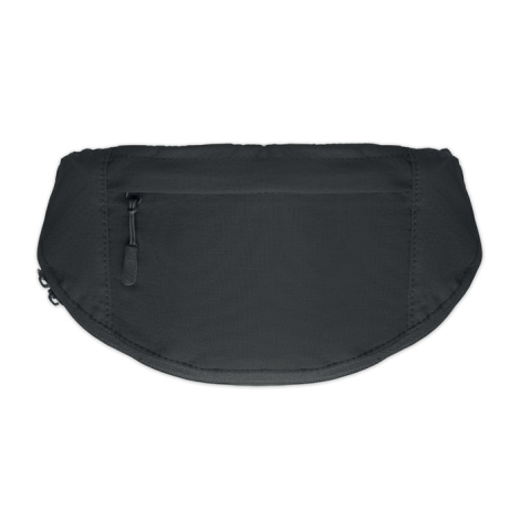 Vue rapprochée du dessous d'un sac à dos noir, présentant une poche zippée intégrée à sa partie inférieure.