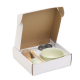 Coffret cadeau blanc ouvert contenant les cinq accessoires du set à matcha : bol en céramique vert pâle, support à fouet assorti Coffret cadeau blanc ouvert contenant les cinq accessoires du set à matcha : bol en céramique vert pâle, support à fouet assorti