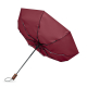 Vue de dessous d'un parapluie pliable bordeaux ouvert, montrant sa structure articulée noire, son manche et sa poignée en bois a