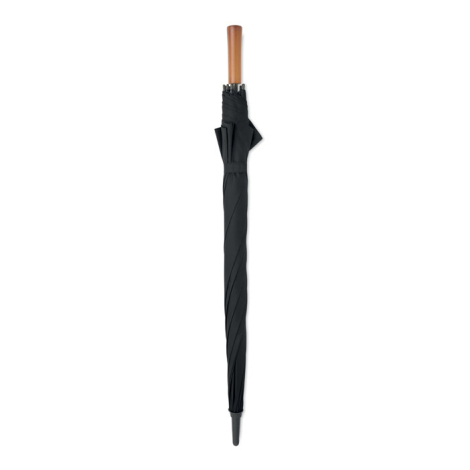 Parapluie noir fermé, maintenu par une attache assortie, avec une poignée droite en bois et une pointe noire.