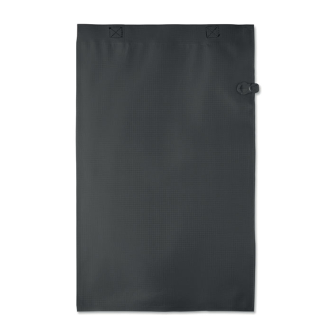 Vue à plat d'un sac de compression noir rectangulaire, avec une poignée sur le bord supérieur et un petit clip sur le côté droit