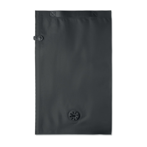 Sac de compression noir vu à plat, avec une poignée sur le bord supérieur, un clip latéral et une valve ronde située dans la par
