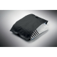Sac de compression noir entrouvert, contenant plusieurs vêtements pliés, dont un vêtement blanc et un tissu à rayures noires et 