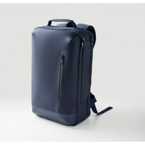 Sac à dos bleu marine présenté de trois quarts, avec une poche frontale zippée verticale, une poignée supérieure et plusieurs co