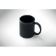 Mug en céramique noire à finition mate, avec une anse arrondie et un bord supérieur brillant, présenté de trois quarts sur fond Mug en céramique noire à finition mate, avec une anse arrondie et un bord supérieur brillant, présenté de trois quarts sur fond